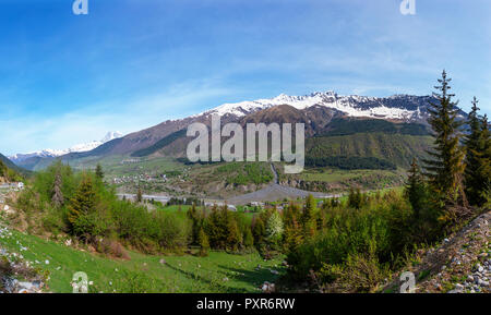 La Georgia, Ushguli, Caucaso con Ushba mountain in background Foto Stock