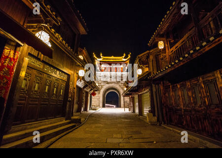 Cina, Qinyang, antica città, City Gate di notte Foto Stock