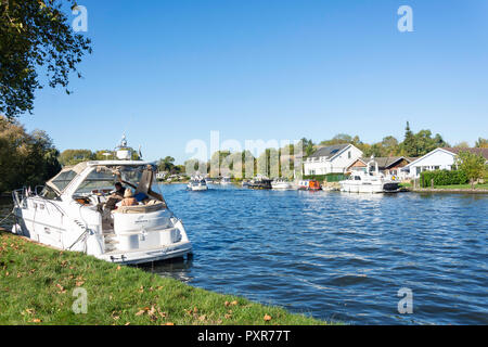 Il fiume Tamigi a Runnymede, Surrey, England, Regno Unito Foto Stock