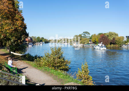 Percorso lungo il fiume, il fiume Tamigi e Old Windsor, Berkshire, Inghilterra, Regno Unito Foto Stock