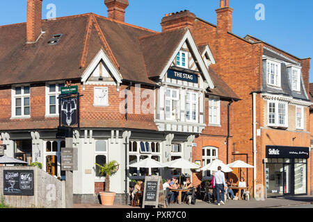 Xvi secolo le feste di addio al celibato Pub, Ascot High Street, Ascot Berkshire, Inghilterra, Regno Unito Foto Stock