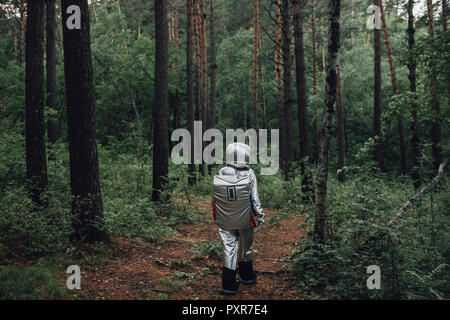 Spaceman esplorando la natura, passeggiate in foresta Foto Stock