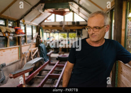 Ritratto di un uomo maturo nel suo laboratorio Foto Stock