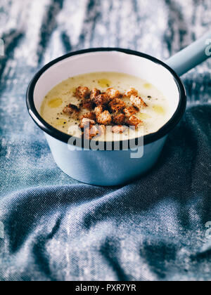 Crema di zuppa di verdure con crostini Foto Stock