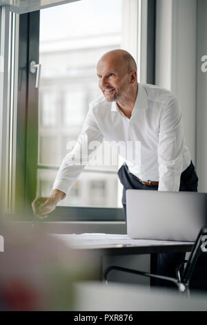 Ingegnere di lavoro nel suo ufficio, facendo una chiamata video Foto Stock