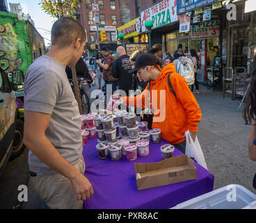 Entusiasta il passer-con grab free pinta di contenitori di illuminata- 'l'Good-For-è gelato marca gelato in un evento di branding in New York quartiere di Chelsea su Venerdì, Ottobre 12, 2018. Illuminata è uno dei vari marchi di gelato che comprendono alogeno top, Arctic Zero, tra gli altri che promettono ai consumatori l'indulgenza di poter mangiare un intera pinta, specialmente quando premuto, pur mantenendo il gusto di pieno di grasso gelato. Häagen-Dazs, un marchio premium di generalmente pieno di grasso del gelato, è il miglior vendita di gelato dalla pinta in America. (© Richard B. Levine) Foto Stock