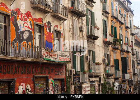 Appartamenti e monolocali con graffiti in una strada di Napoli Foto Stock