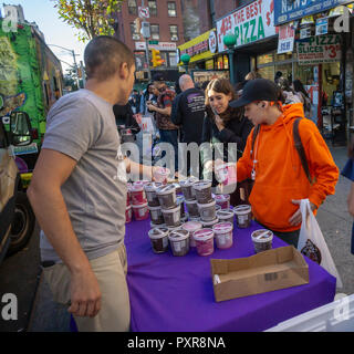 Entusiasta il passer-con grab free pinta di contenitori di illuminata- 'l'Good-For-è gelato marca gelato in un evento di branding in New York quartiere di Chelsea su Venerdì, Ottobre 12, 2018. Illuminata è uno dei vari marchi di gelato che comprendono alogeno top, Arctic Zero, tra gli altri che promettono ai consumatori l'indulgenza di poter mangiare un intera pinta, specialmente quando premuto, pur mantenendo il gusto di pieno di grasso gelato. HÃ¤agen-Dazs, un marchio premium di generalmente pieno di grasso del gelato, è il miglior vendita di gelato dalla pinta in America. (Â©Â Richard B. Levine) Foto Stock