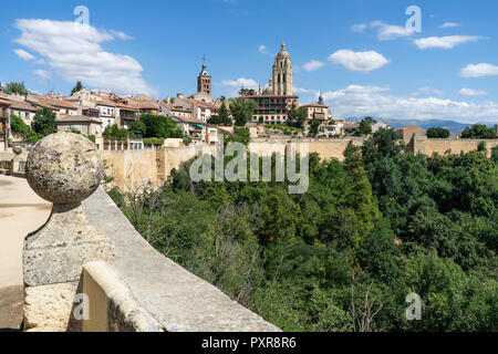 Spagna, Castiglia e Leon, Segovia, paesaggio urbano con una cattedrale, vista da Alcazar Foto Stock