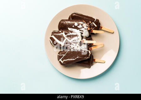 Gelato gelato in glassa di cioccolato in una piastra fusa Foto Stock