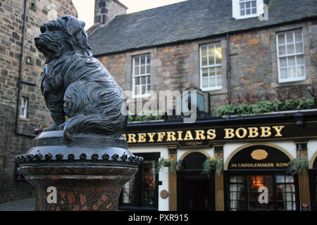 Statua di Bobby, un cimitero fedele watchdog che presumibilmente custodito il suo proprietario la sua tomba fino alla sua propria morte, Edimburgo, Scozia Foto Stock