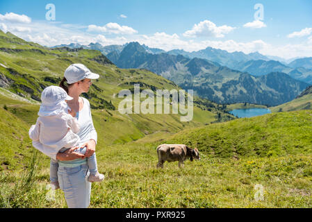 In Germania, in Baviera, Oberstdorf, madre e figlia piccola su una escursione in montagna Foto Stock