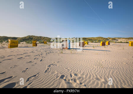 Germania, Bassa Sassonia, Est isola frisone, Juist, incappucciati sedie a sdraio sulla spiaggia Foto Stock