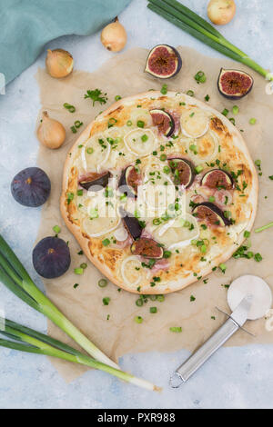In casa Tarte Flambee con fichi, cipolline e formaggio di capra Foto Stock