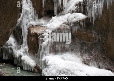 Germania, Garmisch-Partenkirchen, vista di ghiaccioli nella gola partnachklamm Foto Stock