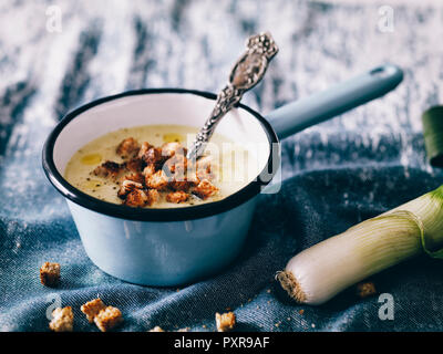 Crema di zuppa di verdure con crostini Foto Stock