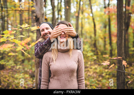 Matura in autunno parco.sorridente l uomo e la donna al di fuori. Foto Stock