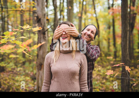 Matura in autunno parco.sorridente l uomo e la donna al di fuori. Foto Stock