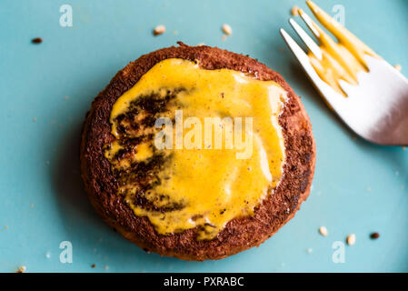 Grigliata di veggy burger con chutney di mango Foto Stock