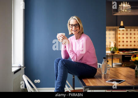 Ritratto di fiducioso donna matura a casa Foto Stock