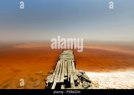 Iran, West Azerbaijan, Urmia, Urmia Salt Lake, molo in legno Foto Stock