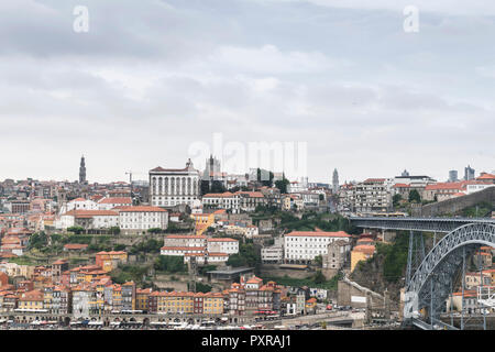 Il Portogallo, Porto, vista sulla città e il Ponte Luiz I Bridge da Vila Nova de Gaia Foto Stock