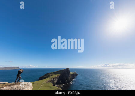 Regno Unito, Scozia, Ebridi Interne, Isola di Skye, turistica prendendo foto del faro di Neist Point Foto Stock