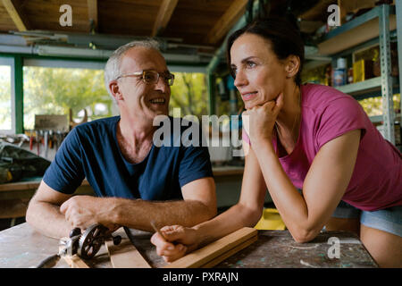 Sorridente Coppia matura in officina Foto Stock