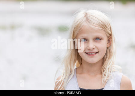 Ritratto di ragazza sorridente all'aperto Foto Stock