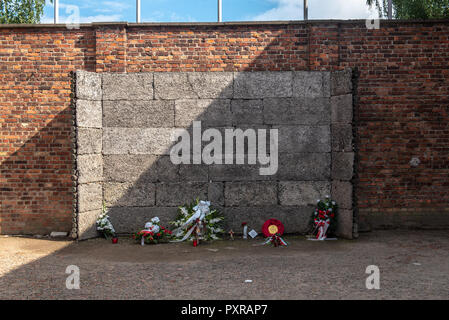 'Death Wall' situato nel cortile a lato del blocco 11 del Campo di Concentramento di Auschwitz-Birkenau dove diverse migliaia di prigionieri sono stati eseguiti da firin Foto Stock