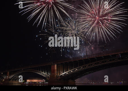 Germania, Wiesbaden, Theodor Heuss Bridge, fuochi d'artificio Foto Stock