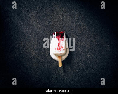 Fusione di gelato fatto in casa con le bacche sul terreno scuro Foto Stock
