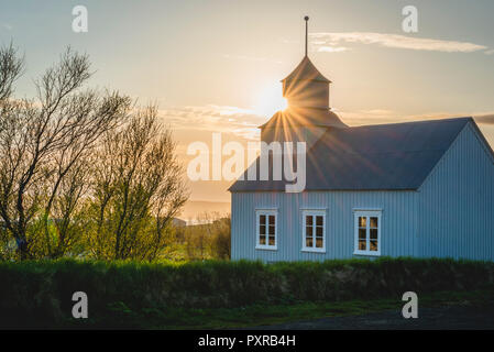 L'Islanda, Vatnsnes, Hvammstangi, chiesa contro il sole Foto Stock