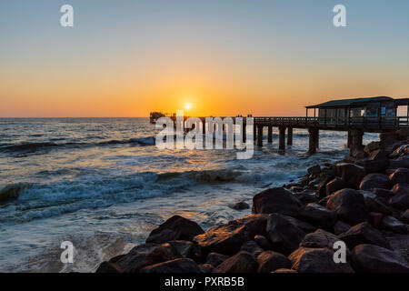 La Namibia, Namibia, Swakopmund, vista del molo e oceano Atlantico al tramonto Foto Stock