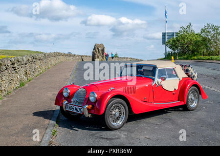 Un rosso Morgan Roadster poggia convertibile parcheggiata sul lato della strada vicino all'Associazione anglo-scozzese confine a Carter Bar, Scozia. Foto Stock