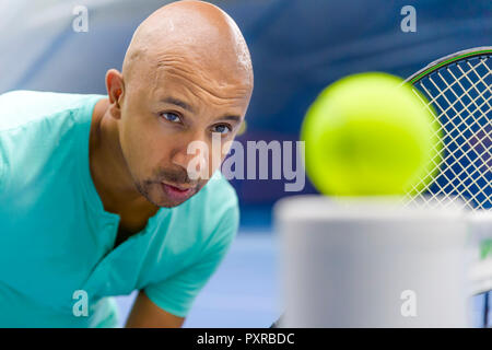 Giocatore di Tennis guardando a palla da tennis su net Foto Stock
