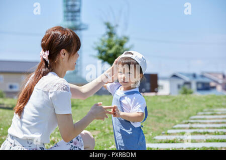 Giapponese madre e figlio presso il parco Foto Stock