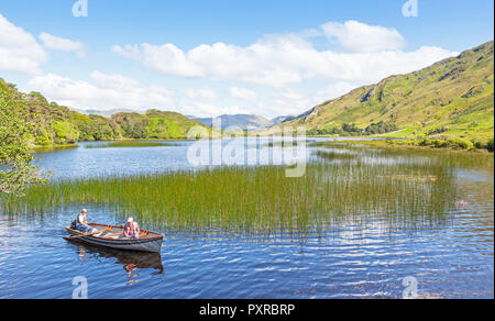 I pescatori in una barca sul Pollacappall Lough in Kylemore area di Connemara nella Contea di Galway, Irlanda. Foto Stock