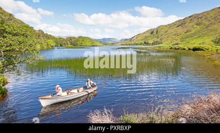 I pescatori in una barca sul Pollacappall Lough in Kylemore area di Connemara nella Contea di Galway, Irlanda. Foto Stock