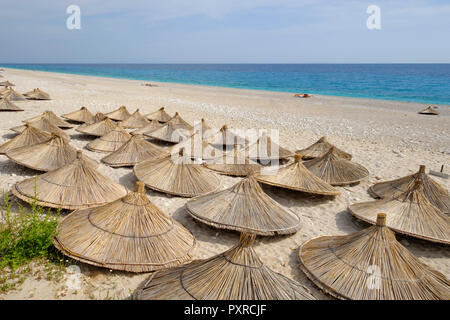 Albania, Ionean mare Riviera albanese, ombrelloni sulla spiaggia di Dhermi Foto Stock