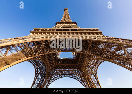 Francia, Parigi Torre Eiffel, worm's eye Foto Stock