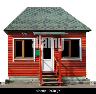 Una fantasia nuovo Fienile Rustico capannone fatta di red tronchi di legno. Isolato su bianco con patch Foto Stock