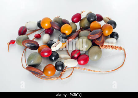 In casa perle femmina sono fatte di multi-colore levigata liscia e pietre di vetro . Sfondo bianco Foto Stock