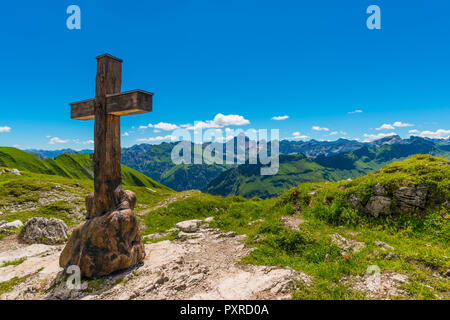 Bergkreuz, Koblat am Laufbichelsee, dahinter der Hochvogel (2592m), Allgaeuer Alpen, Allgaeu, Bayern, Deutschland, Europa Foto Stock