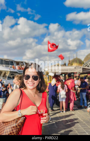 Bella donna cinese mangia vegetali tradizionali sottaceti al quartiere Eminonu a Istanbul Foto Stock