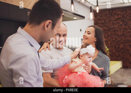 Cena in famiglia. Famiglia riceve gli ospiti, incontro di festa. Tre generazioni, genitori, figli e nipoti, incontro di famiglia Foto Stock