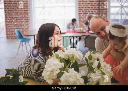 Cena in famiglia. Famiglia riceve gli ospiti, un incontro festoso. family serve la tabella e comunica con l'altra. I genitori i figli e i nipoti in Foto Stock