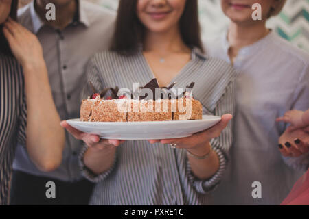 Cena in famiglia. Famiglia riceve gli ospiti, un incontro festoso. family serve la tabella e comunica con l'altra. I genitori i figli e i nipoti in Foto Stock