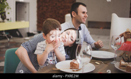 Cena in famiglia. Famiglia riceve gli ospiti, un incontro festoso. family serve la tabella e comunica con l'altra. I genitori i figli e i nipoti in Foto Stock