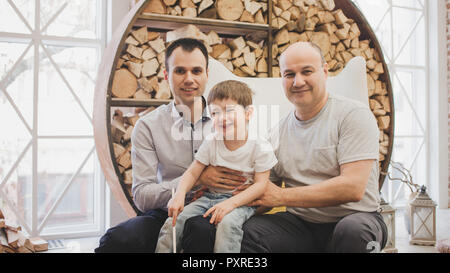 Cena in famiglia. Famiglia riceve gli ospiti, un incontro di festa. Nonno, figlio e nipote di generazioni diverse Foto Stock